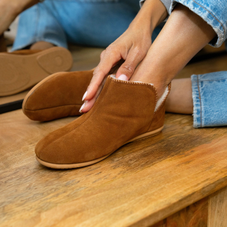 NORY women’s slipper in whisky leather, wool lined — worn view: artisanal comfort and elegance | Soir & Matin