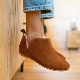 NORY women’s slipper in whisky leather with wool lining — material close-up | Soir & Matin