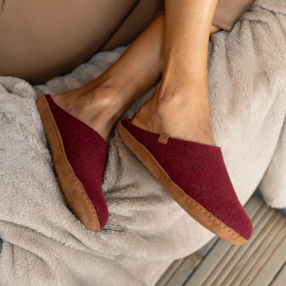Chausson mule femme KITA en feutre de laine rouge — vue porté : confort et élégance artisanale | Soir & Matin