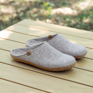 Chausson mule femme KITA en feutre de laine taupe — fait à la main en Espagne | Soir & Matin