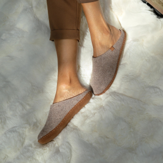 KITA women’s mule slipper in taupe wool felt — worn view: artisanal comfort and elegance | Soir & Matin