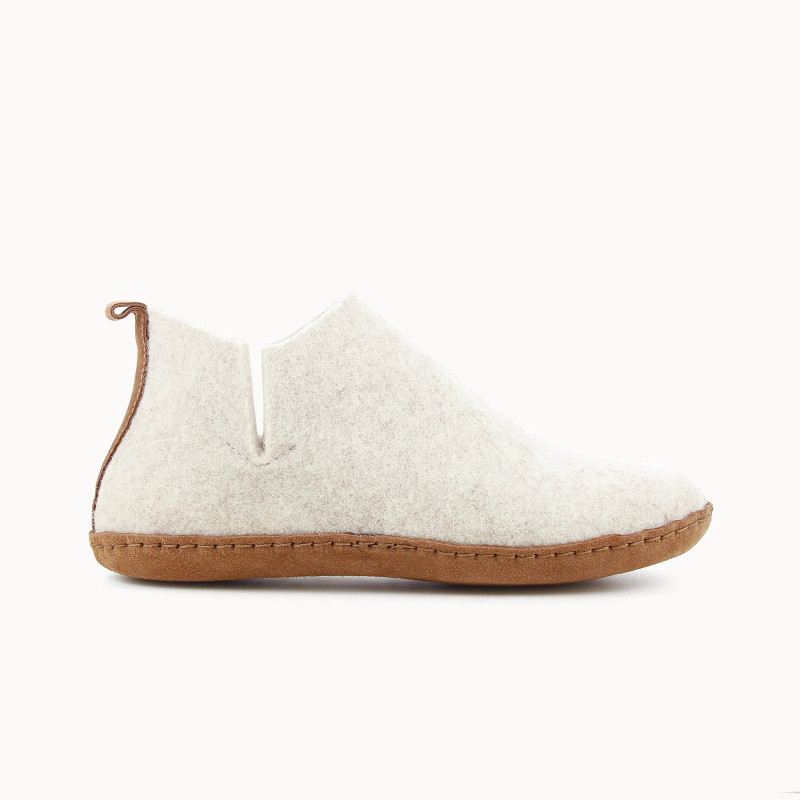MIYOSHI women’s slipper in beige wool felt — side view | Soir & Matin