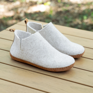Chausson femme MIYOSHI en feutre de laine beige — fait à la main en Espagne | Soir & Matin