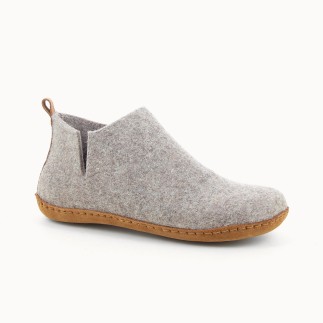 Chausson femme MIYOSHI en feutre de laine taupe — vue 3/4 | Soir & Matin