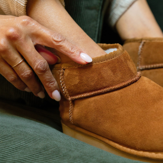 OKI women’s bootie slipper in whisky leather with wool lining — material close-up | Soir & Matin