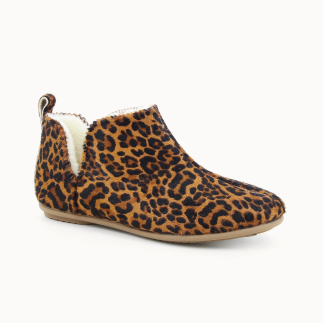 Chausson femme LÉONIE en cuir façon poils motif léopard, doublé laine — vue de profil | Soir & Matin