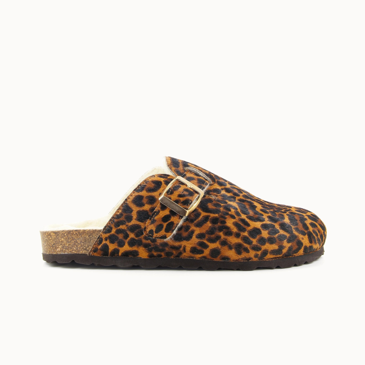 NAMIBIE women’s clog slipper in leopard print calf-hair leather, wool lined — side view | Soir & Matin