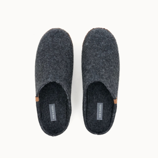 MAKOTO men’s mule slipper in anthracite wool felt — top view | Soir & Matin