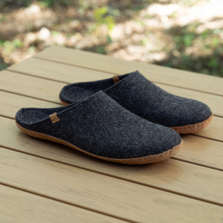 Chausson mule homme MAKOTO en feutre de laine anthracite — fait à la main en Espagne | Soir & Matin