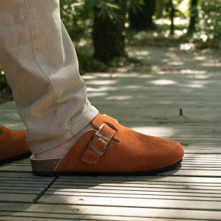 VALERIO men’s clog slipper in whisky leather, wool lined — worn view: artisanal comfort and elegance | Soir & Matin