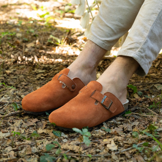 VALERIO men’s clog slipper in whisky leather with wool lining — material close-up | Soir & Matin