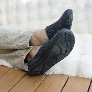 Chausson homme WEBSTER en feutre de laine anthracite — vue porté : confort et élégance artisanale | Soir & Matin