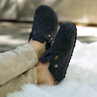 Chausson sabot homme LOFT en feutre de laine anthracite — zoom matière | Soir & Matin