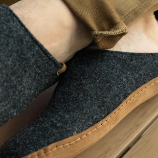 Chausson mule homme MAKOTO en feutre de laine anthracite — zoom matière | Soir & Matin