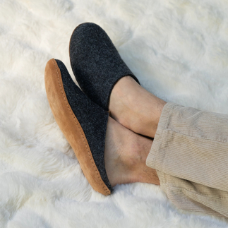 MAKOTO men’s mule slipper in anthracite wool felt — worn view: artisanal comfort and elegance | Soir & Matin
