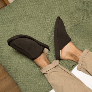 Chausson mule homme JERO cuir truffe, doublé laine — vue porté : confort et élégance artisanale | Soir & Matin