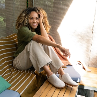 Chausson femme MIYOSHI en feutre de laine beige — vue porté : confort et élégance artisanale | Soir & Matin