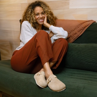 Chausson sabot femme SALOMÉ cuir caffè latte, doublé laine — vue porté : confort et élégance artisanale | Soir & Matin