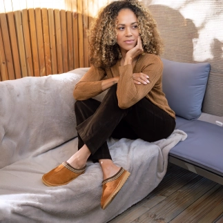 RÉVA women’s mule slipper in whisky leather, wool lined — worn view: artisanal comfort and elegance | Soir & Matin