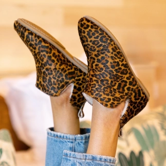LÉONIE women’s slipper in leopard calf-hair leather, wool lined — worn view: natural comfort | Soir & Matin