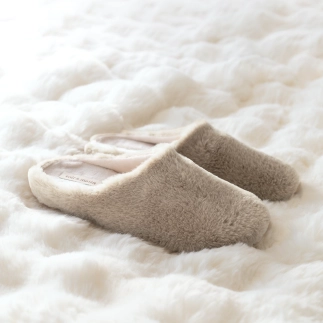 Chausson femme mule Neha en textile fausse fourrure taupe — fait main en Espagne | Soir & Matin