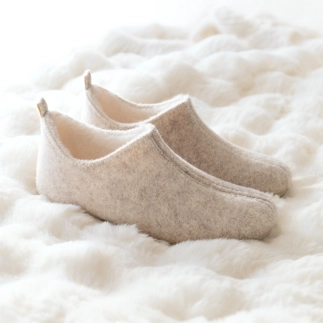 Chausson femme IZUMI en feutre textile beige — fait main en Espagne | Soir & Matin